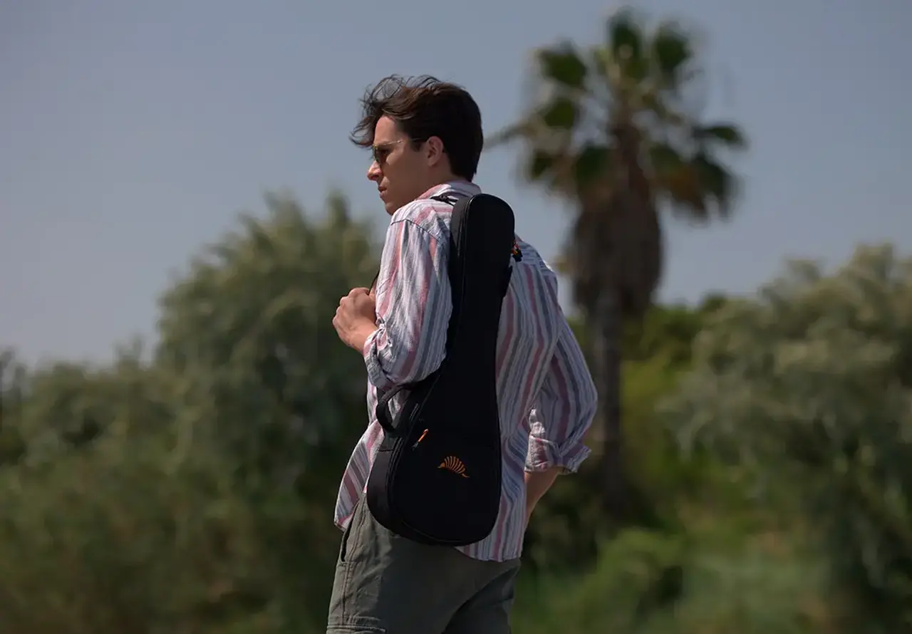 Musicista trasporta con una custodia morbida Tobago il suo Ukulele